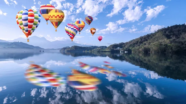 Kolorowy balon latać nad pejzaż piękny widok Su — Zdjęcie stockowe