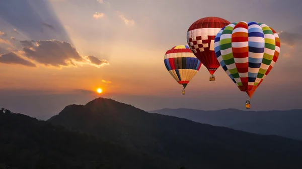 Balão de ar quente colorido voa sobre a vista da montanha 6 — Fotografia de Stock