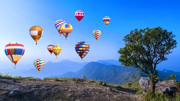 Balão de ar quente colorido voa sobre a vista da montanha 5 — Fotografia de Stock