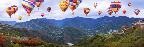 Kolorowy balon latać nad krajobraz górski z Tajwanu 1 — Zdjęcie stockowe