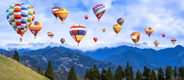 Renkli sıcak hava balonu sinek Tayvan 2 dağ peyzaj üzerinde — Stok fotoğraf