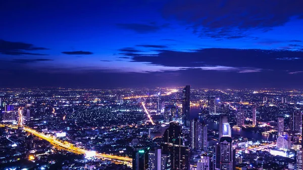 Vista alta da paisagem urbana de Banguecoque no crepúsculo 2 — Fotografia de Stock