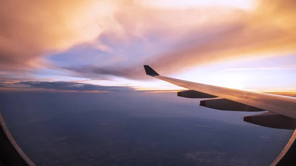 Repülőgép szárnya repül a kék ég és a fehér felhő felett 8 Stock Kép
