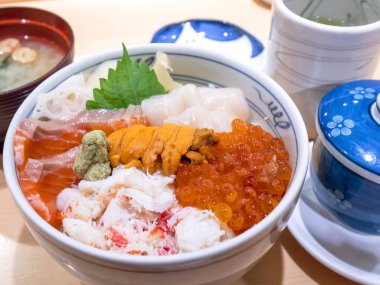 Pirinç kase 3 üzerinde mix sashimi