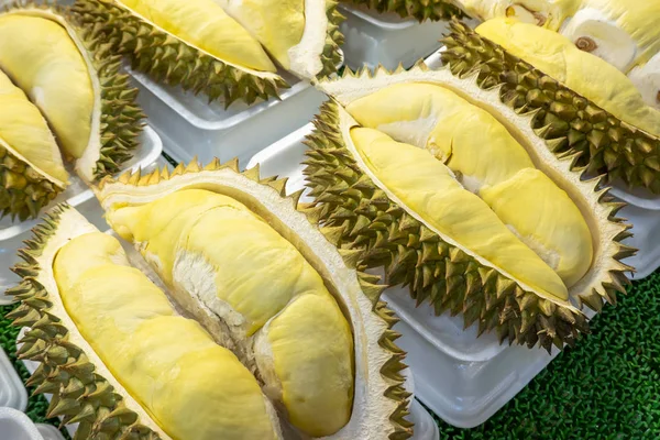 Tayland'da piyasada meyve Durian kralı taze sarı altın yakın (Seçici odak)
