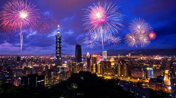 Havai fişek 8 ile Taipei cityscape Gece ışık