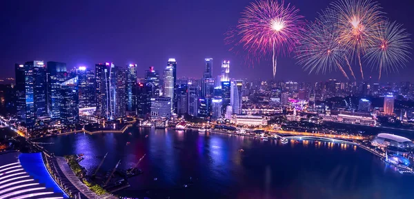 Singapour paysage urbain veilleuse avec feu d'artifice 1 Photo De Stock