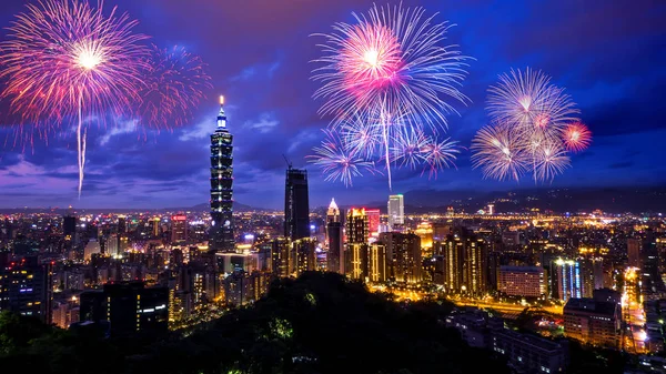 Taipei városkép éjszakai fény tűzijátékkal 8 Stock Kép