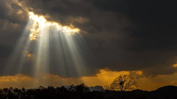Сонячне сяйво над темрявою хмара 3 Ліцензійні Стокові Фото