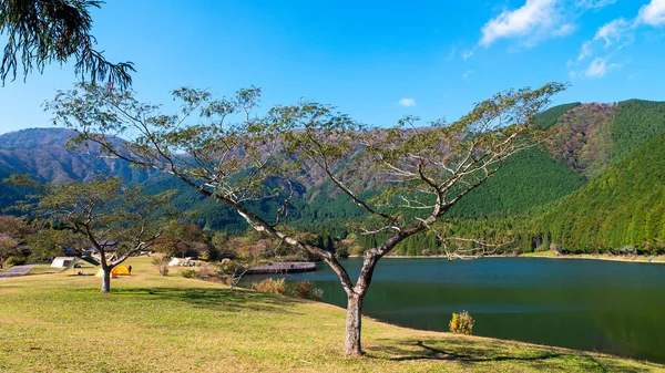 Kış mevsiminde göl ve dağ, mavi gökyüzü ve bulutlar üzerinde, Tanuki Gölü, Fujinomiya, Shizuoka Bölgesi, Japonya