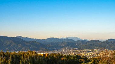 Fuji Dağı 'nı kapatın ve akşam Kawaguchiko Gölü, Yamanashi, Japonya' da mavi gökyüzünde bulut oluşturun.