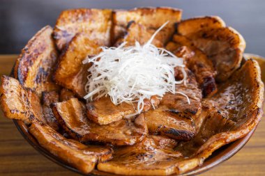 Izgara domuz pirinci kasesinin seçici odağı / Restoranda Butadon (Japon yemeği)