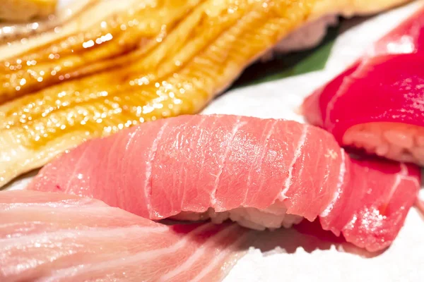 Restorandaki yemek üzerine sushi sashimi 'nin seçmeli odak noktası (Japon yemeği)