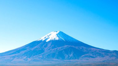 Fuji Dağı 'nın yakınında Kawaguchiko Gölü, Yamanashi, Japonya' daki mavi gökyüzünün üzerinde.