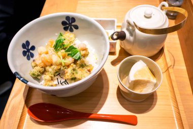 Chazuke / Japon lapa çorbasının seçmeli odak noktası karides kızartması ve deniz tarağı ile restoranda kızartılmış (Japon yemeği))