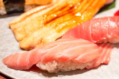 Restorandaki yemek üzerine sushi sashimi 'nin seçmeli odak noktası (Japon yemeği)