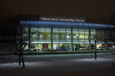 12.01.2019. Ekaterinburg şehir, Rusya, gece manzarası, gece aydınlatma Toyota oto merkezi bina Ekaterinburg-Doğu Merkezi