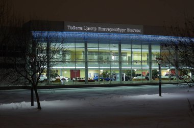 12.01.2019. Ekaterinburg şehir, Rusya, gece manzarası, gece aydınlatma Toyota oto merkezi bina Ekaterinburg-Doğu Merkezi
