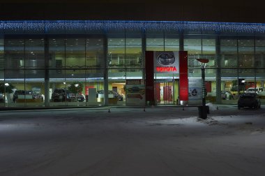 12.01.2019. Ekaterinburg şehir, Rusya, gece manzarası, gece aydınlatma Toyota oto merkezi bina Ekaterinburg-Doğu Merkezi