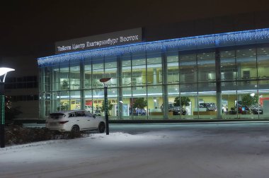 12.01.2019. Ekaterinburg şehir, Rusya, gece manzarası, gece aydınlatma Toyota oto merkezi bina Ekaterinburg-Doğu Merkezi