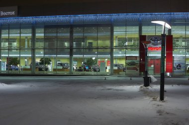 12.01.2019. Ekaterinburg şehir, Rusya, gece manzarası, gece aydınlatma Toyota oto merkezi bina Ekaterinburg-Doğu Merkezi