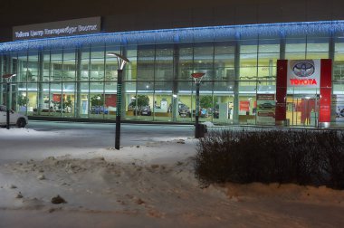 12.01.2019. Ekaterinburg şehir, Rusya, gece manzarası, gece aydınlatma Toyota oto merkezi bina Ekaterinburg-Doğu Merkezi