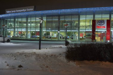 12.01.2019. Ekaterinburg şehir, Rusya, gece manzarası, gece aydınlatma Toyota oto merkezi bina Ekaterinburg-Doğu Merkezi