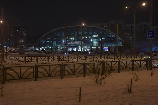2019 Ekaterinburg Ciudad Rusia Paisaje Nocturno Calle Con Coches Edificio — Foto de Stock