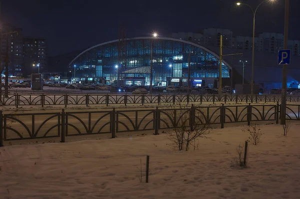 2019 Ekaterinburg City Russia Night Landscape Street Cars Shopping Center — Stock Photo, Image