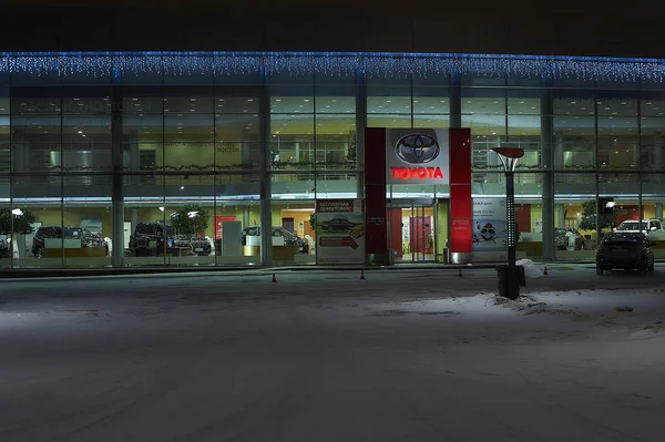 12.01.2019. Ekaterinburg şehir, Rusya, gece manzarası, gece aydınlatma Toyota oto merkezi bina Ekaterinburg-Doğu Merkezi