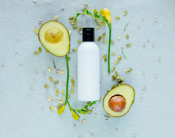 Крем Пляшка Органічним Авокадо Насінням Квітами Сірому Столі — стокове фото