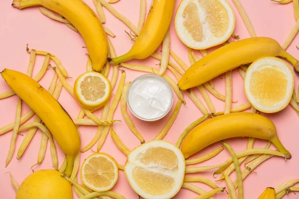 Лимони Банани Горохом Вершками Рожевому Фоні Вище Перегляду — стокове фото
