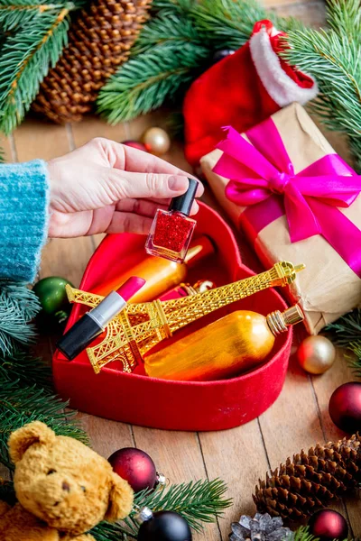 테이블 분기와 크리스마스 장난감 싸구려 소나무 패키지 화장품 — 스톡 사진