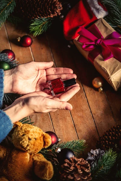Vrouwelijke Handen Met Nagellak Achtergrond Met Kerstmis Speelgoed Kerstballen Pine — Stockfoto