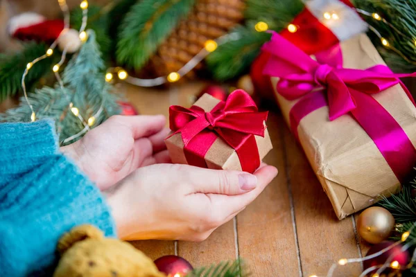 Manos Femeninas Sosteniendo Una Caja Regalo Sobre Fondo Decorado Navidad —  Fotos de Stock