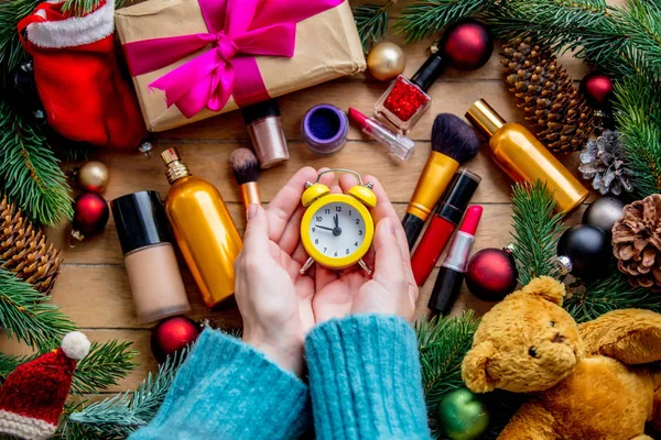 여성은 화장품 크리스마스 선물와 배경에 시계를 — 스톡 사진