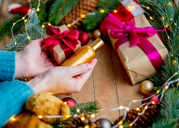 향수와 크리스마스 장난감 싸구려 분기와 소나무 — 스톡 사진