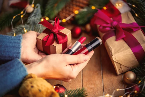 여자는 립스틱을 나무에 크리스마스 — 스톡 사진