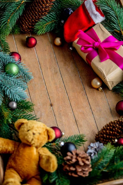 Décoration Noël Cadeaux Avec Cônes Pin Branche Sur Fond Bois — Photo