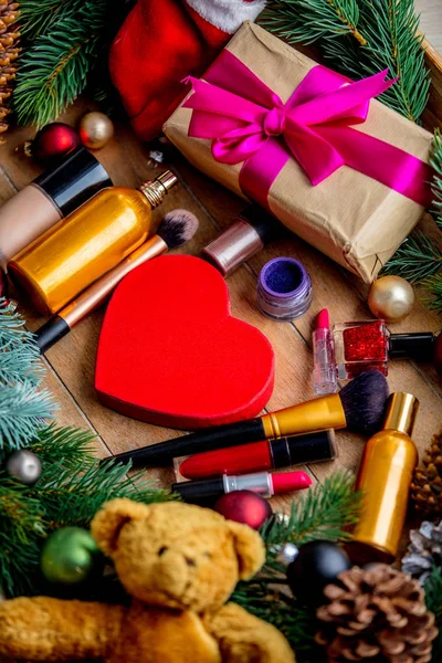 Cosméticos Regalos Navidad Con Forma Corazón Sobre Fondo Madera Vista —  Fotos de Stock