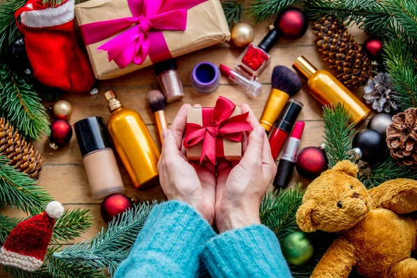 여성은 화장품 크리스마스 선물와 배경에 상자를 — 스톡 사진