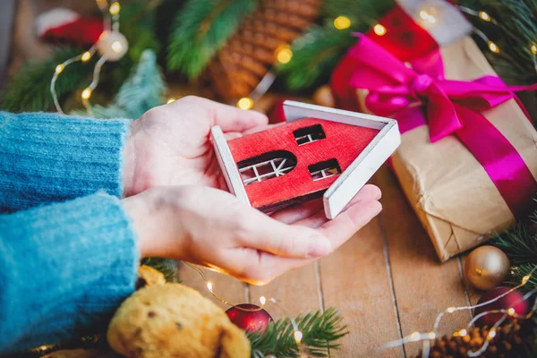 Mãos Femininas Segurando Brinquedo Casa Fundo Decorado Natal — Fotografia de Stock