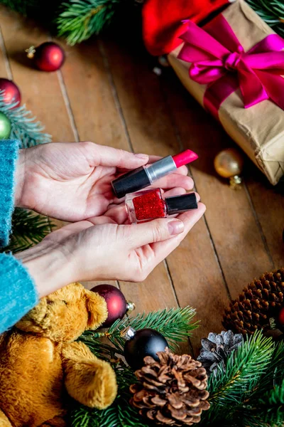 Manos Femeninas Sosteniendo Esmalte Uñas Lápiz Labial Fondo Con Juguete —  Fotos de Stock