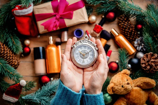 Manos Femeninas Sosteniendo Reloj Sobre Fondo Con Cosméticos Regalos Navidad — Foto de Stock