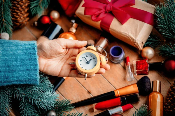 Manos Femeninas Sosteniendo Reloj Sobre Fondo Con Cosméticos Regalos Navidad —  Fotos de Stock