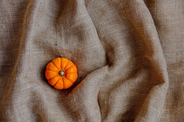 Оранжевая Тыква Смятой Мешковине Время Осени — стоковое фото