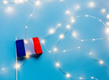 küçük Fransız bayrağı ve mavi arka plan peri ışıkları