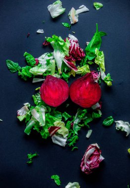 Pancar salatası koyu arka plan üzerinde kesme. Görünümünün üst 