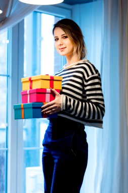 hediye kutuları güzel kızıl saçlı kızla kal yakınındaki penceresi.