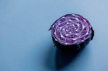 kırmızı lahana üzerinde mavi arka plan kes. Görünümünün üst